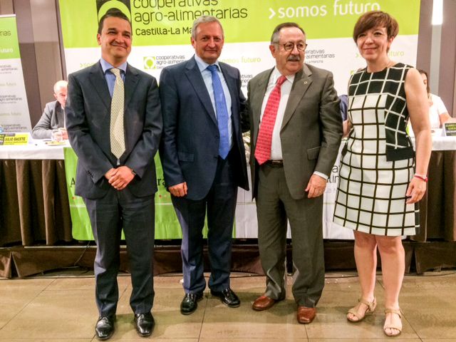 Entrega de la Insignia de Oro a Antonio Salinas