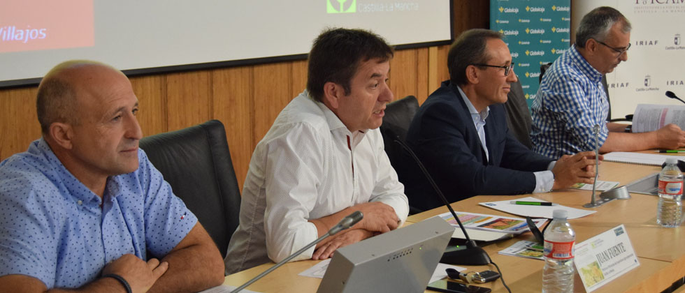 El portavoz Juan Fuente se dirige a los asistentes