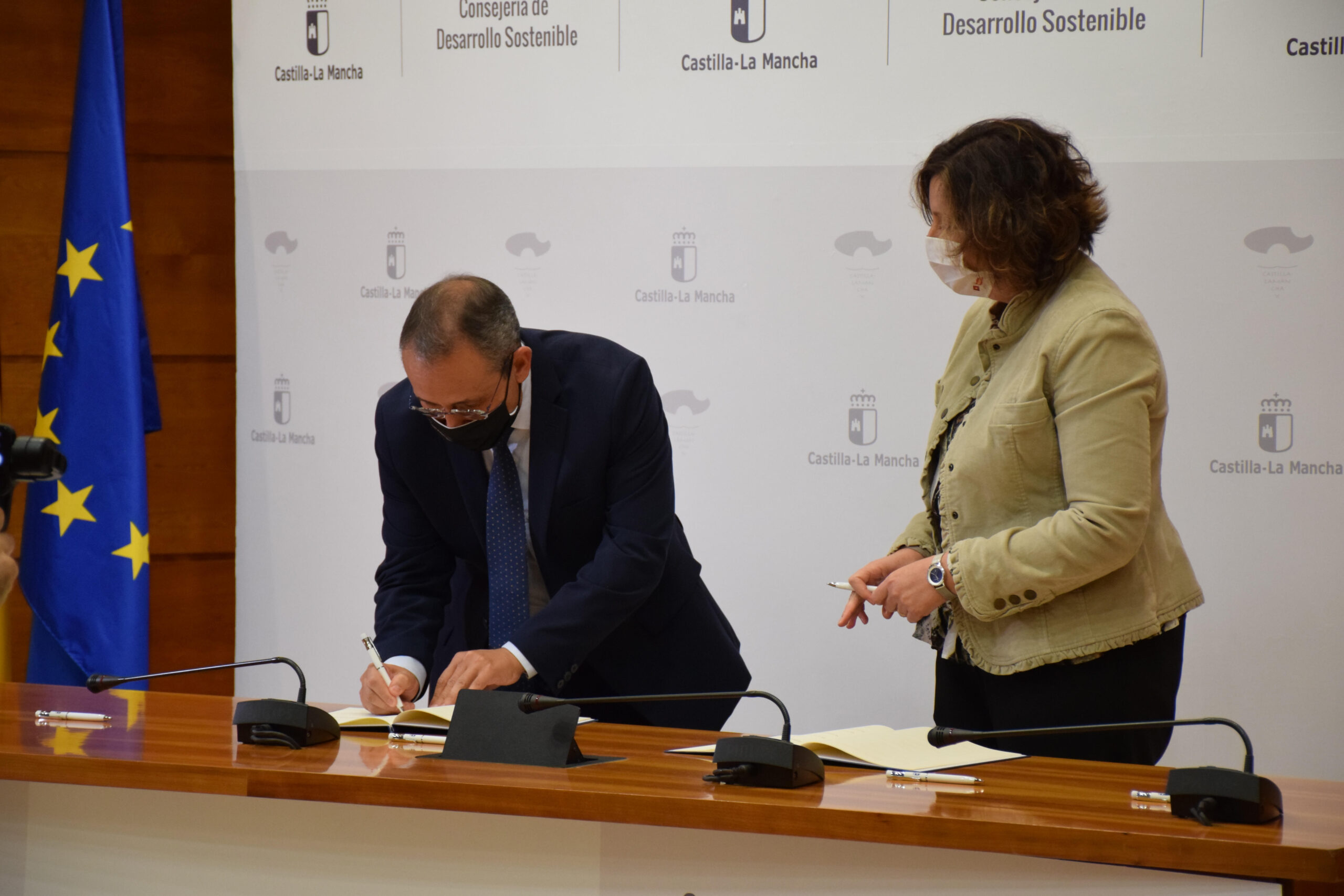 Juan Miguel del Real firma la constitución de la Confederación de Economía Social junto a la consejera