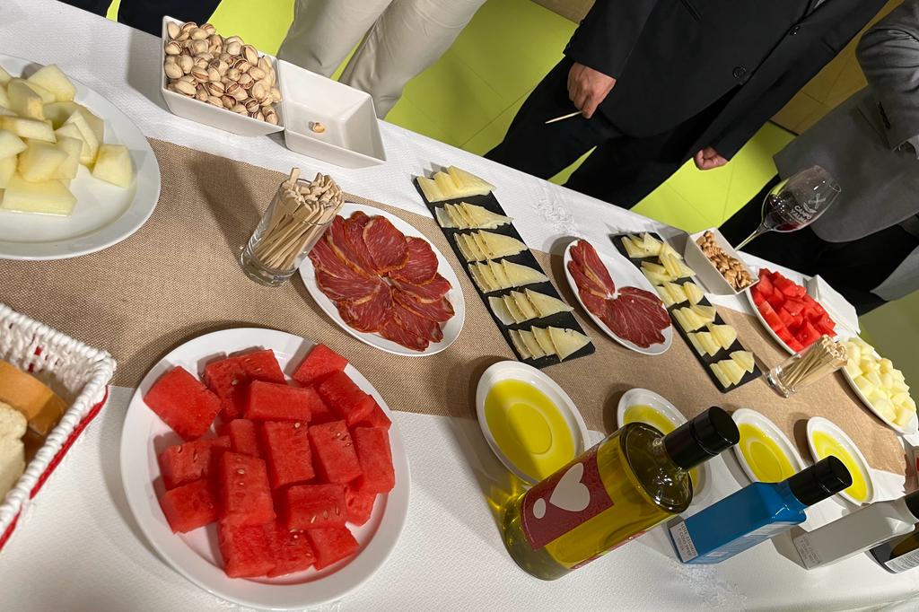 Cooperativas Agro-alimentarias de Castilla-La Mancha  ofrece los productos cooperativos a la delegación china de Sichuan que visitó nuestra región y abre vías de colaboración para impulsar relaciones comerciales entre ambas regiones