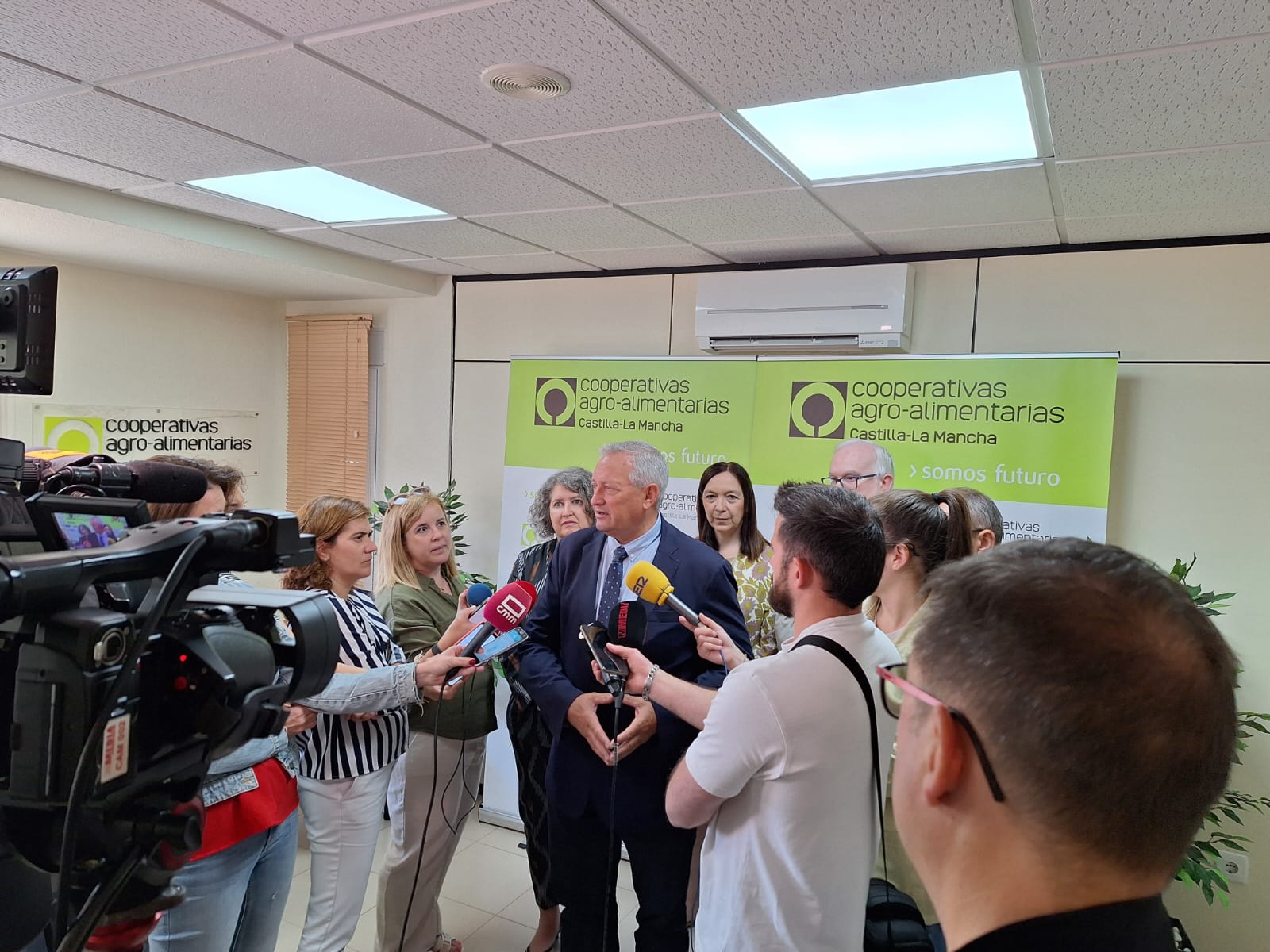 Cooperativas Agro-alimentarias Castilla-La Mancha y la consejera de Desarrollo Sostenible se reúnen para abordar la mejora de la sostenibilidad medioambiental y la gestión eficiente del agua en el sector agroalimentario