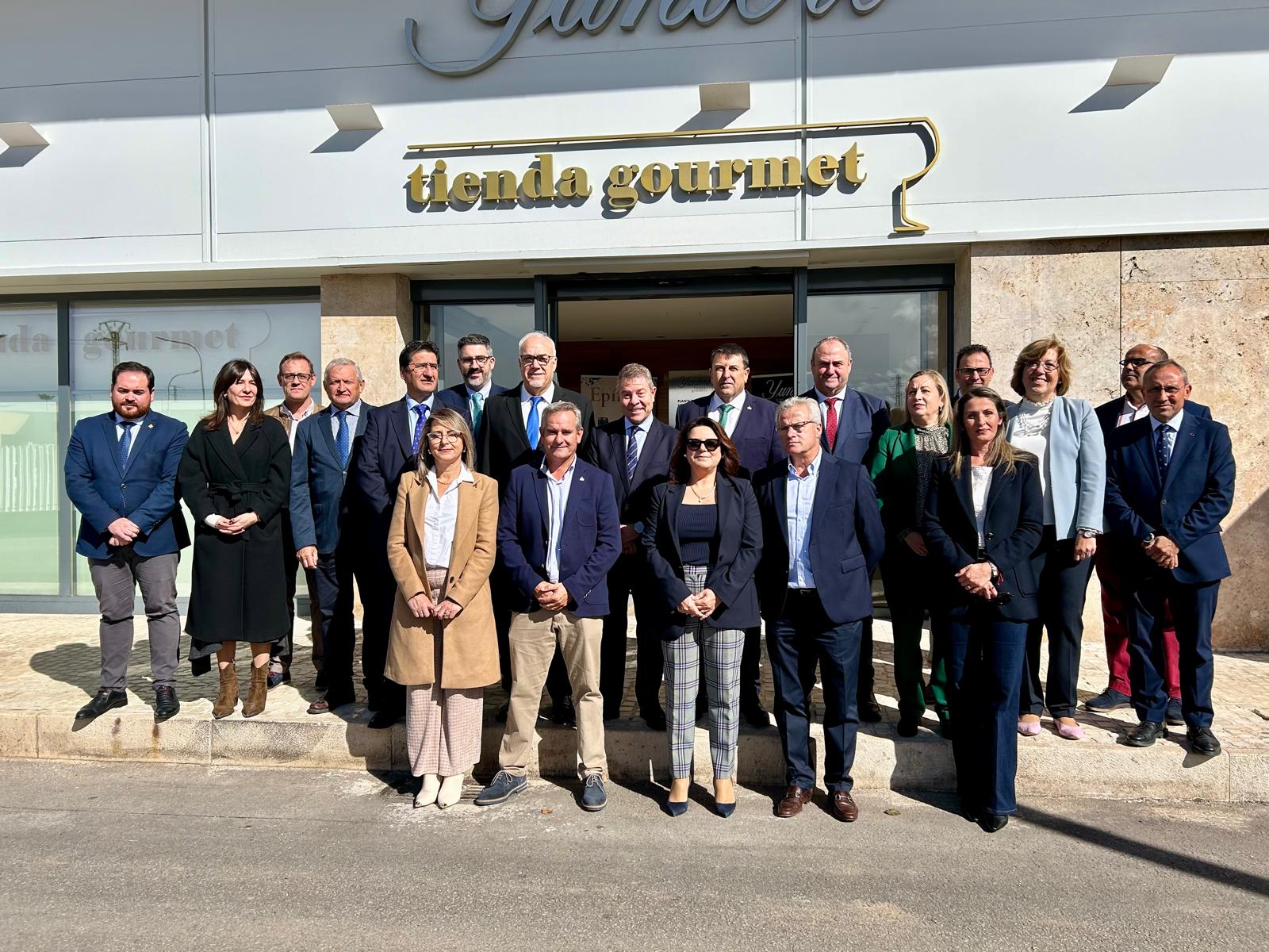 Cooperativas Jesús del Perdón-Bodegas Yuntero recibe las certificaciones SWfCP y Huella de Carbono en sus renovadas instalaciones de manos del presidente de Castilla-La Mancha