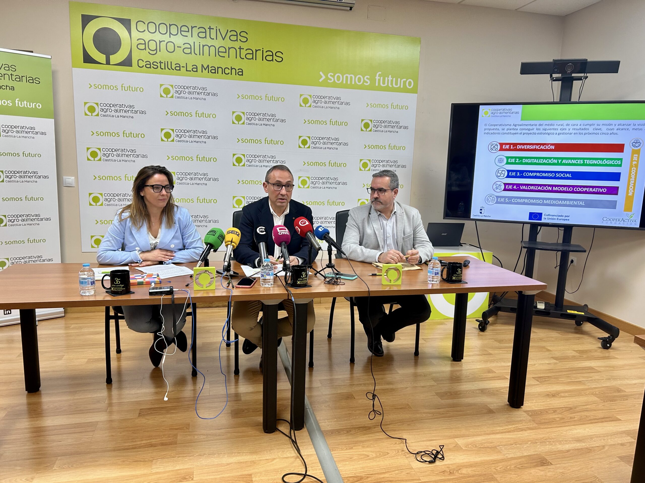 ¿Cómo pueden las Cooperativas Agro-alimentarias Castilla-La Mancha ayudar al desarrollo rural y la lucha contra la despoblación en la región?