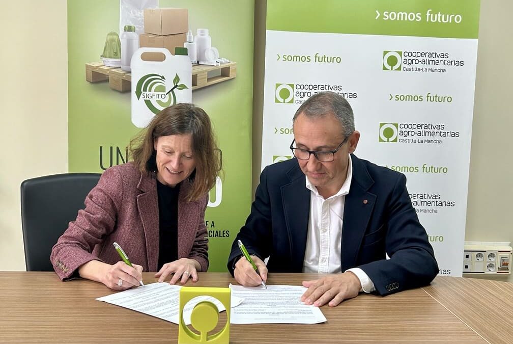 Cooperativas Agro-alimentarias Castilla-La Mancha y SIGFITO firman convenio para impulsar el reciclaje en el sector