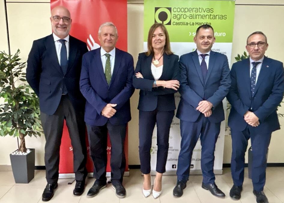 Cooperativas Agro-alimentarias Castilla-La Mancha y Banco Santander renuevan su convenio de colaboración para continuar impulsar el sector cooperativo