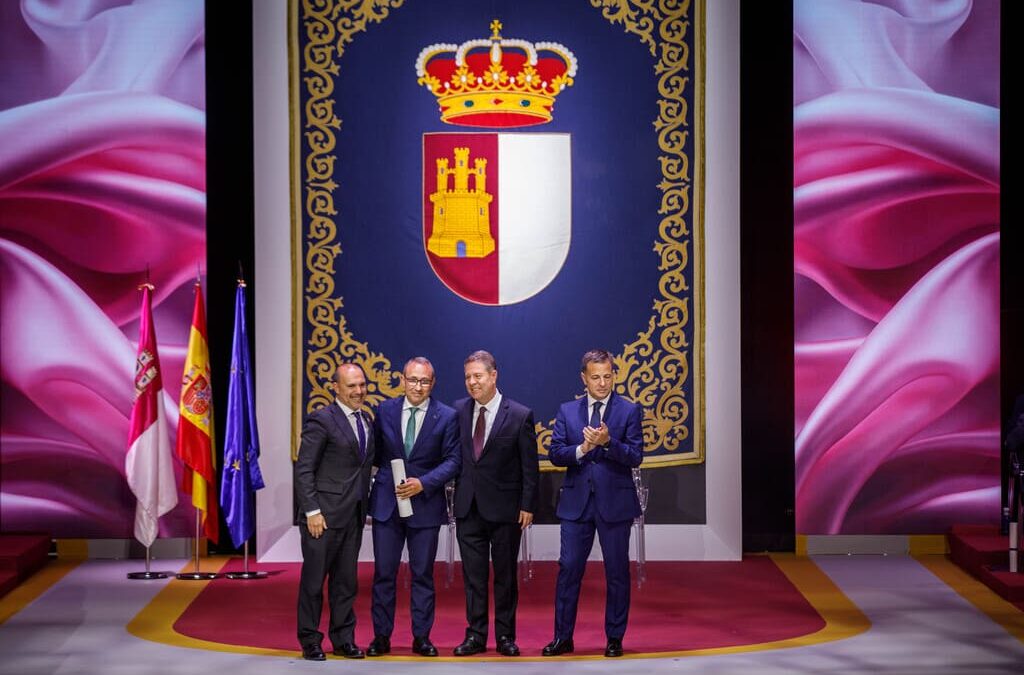El director general de Cooperativas-Agro-alimentarias Castilla-La Mancha, Juan Miguel del Real, recoge el título de Hijo Predilecto de la región