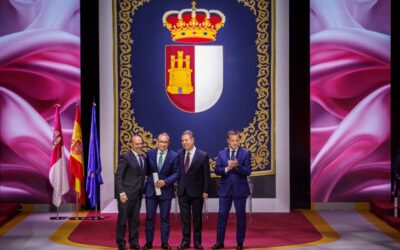 El director general de Cooperativas-Agro-alimentarias Castilla-La Mancha, Juan Miguel del Real, recoge el título de Hijo Predilecto de la región